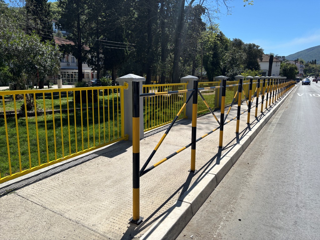 Školski prostor u Zelenici dobio novo lice: Postavljena nova ograda i kapije Školski prostor u Zelenici dobio novo lice: Postavljena nova ograda i kapije