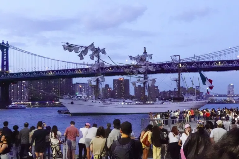 Jedrenjak udario u Brooklynski most, poginulo dvoje ljudi (Video) Jedrenjak udario u Brooklynski most, poginulo dvoje ljudi (Video)
