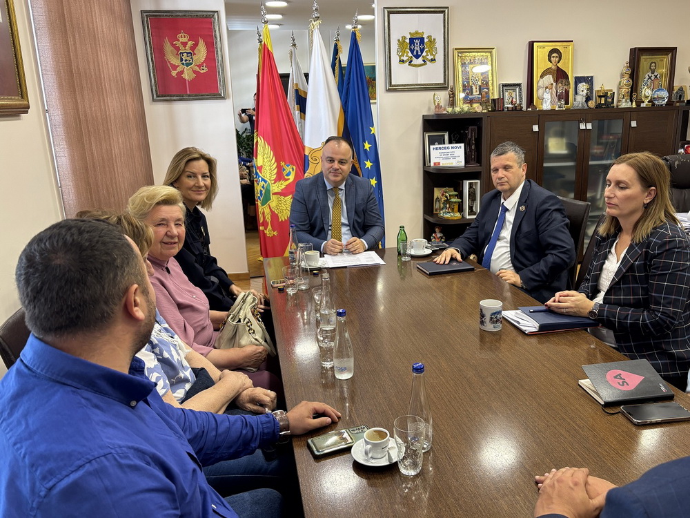 Herceg Novi – Održan sastanak povodom inicijative za podizanje spomen-obilježja žrtvama deportacije 1992. godine Herceg Novi – Održan sastanak povodom inicijative za podizanje spomen-obilježja žrtvama deportacije 1992. godine