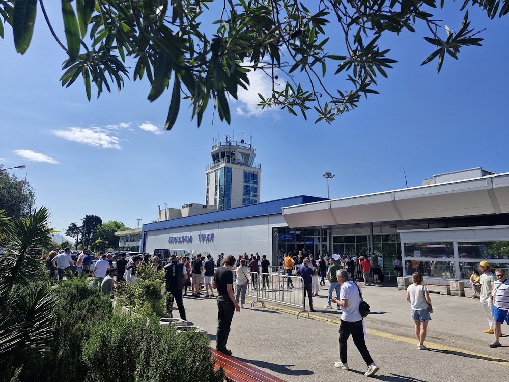 Tivatski aerodrom bilježi povećan broj putnika Tivatski aerodrom bilježi povećan broj putnika