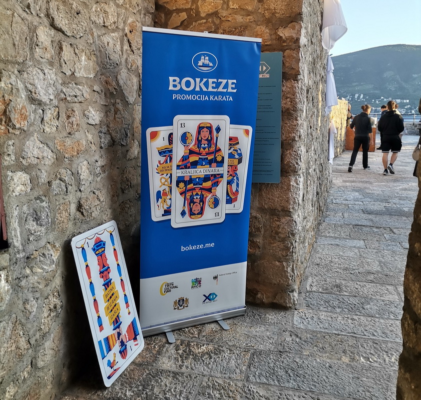 “Bokeze“ u rukama Novljana i Novljanki: briškula i trešeta igraće se uz bokeške motive “Bokeze“ u rukama Novljana i Novljanki: briškula i trešeta igraće se uz bokeške motive