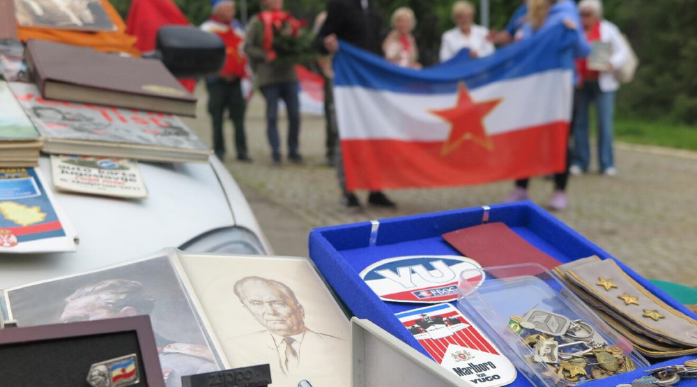 Stotine ljudi u Kući cvijeća odalo počast Titu Stotine ljudi u Kući cvijeća odalo počast Titu