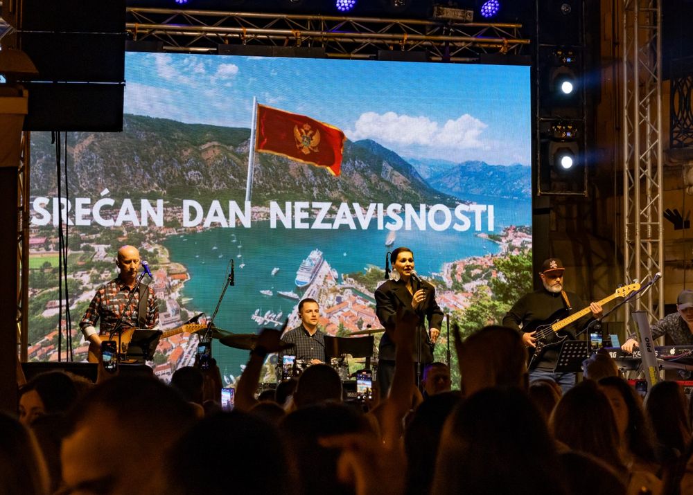 Dan nezavisnosti svečano proslavljen u Kotoru uz koncert Nine Badrić Dan nezavisnosti svečano proslavljen u Kotoru uz koncert Nine Badrić