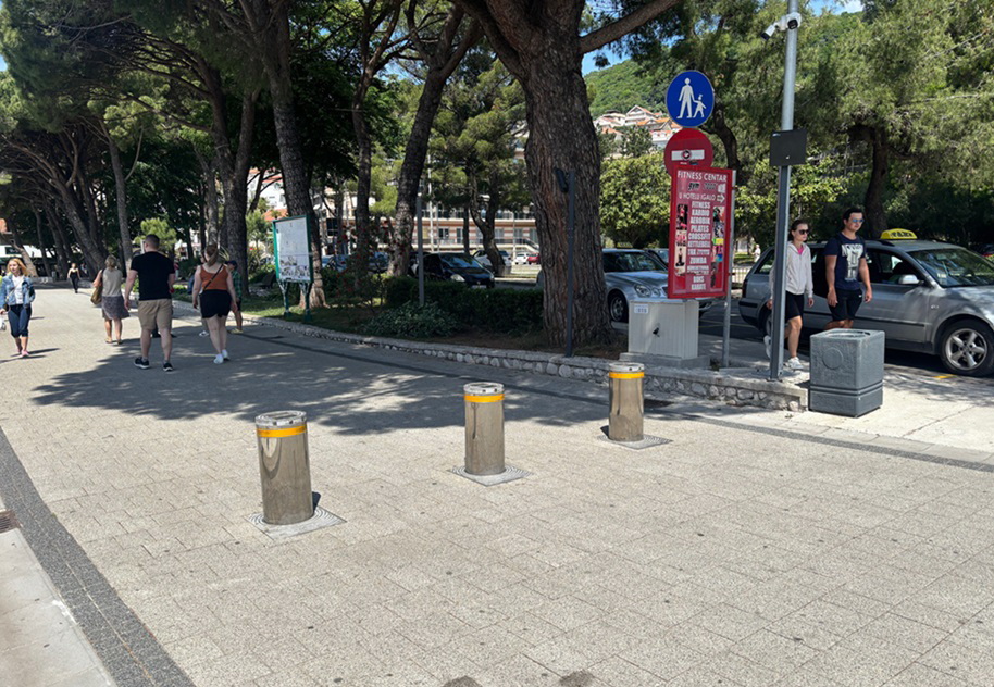 Herceg Novi – na više lokacija postavljeni hidraulični stubići za bezbjednija šetališta Herceg Novi – na više lokacija postavljeni hidraulični stubići za bezbjednija šetališta