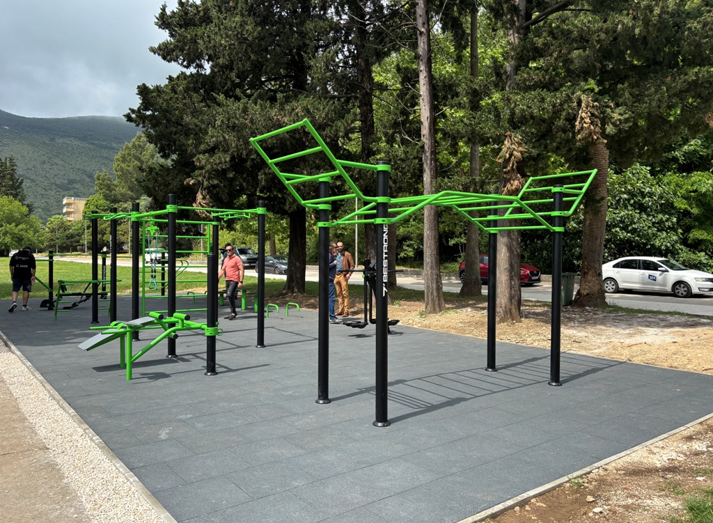 Herceg Novi – Rekonstruisana teretana na otvorenom u parku ispod Titove vile Herceg Novi – Rekonstruisana teretana na otvorenom u parku ispod Titove vile