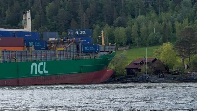 Kontejneraš se nasukao par metara od kuće – Norvežanin se probudio uz pramac broda Kontejneraš se nasukao par metara od kuće – Norvežanin se probudio uz pramac broda