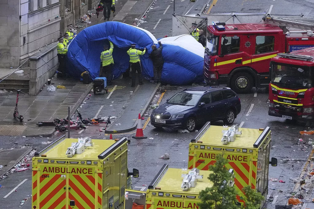Muškarac uhapšen zbog pokušaja ubistva i vožnje pod utjecajem droge na proslavi u Liverpoolu Muškarac uhapšen zbog pokušaja ubistva i vožnje pod utjecajem droge na proslavi u Liverpoolu