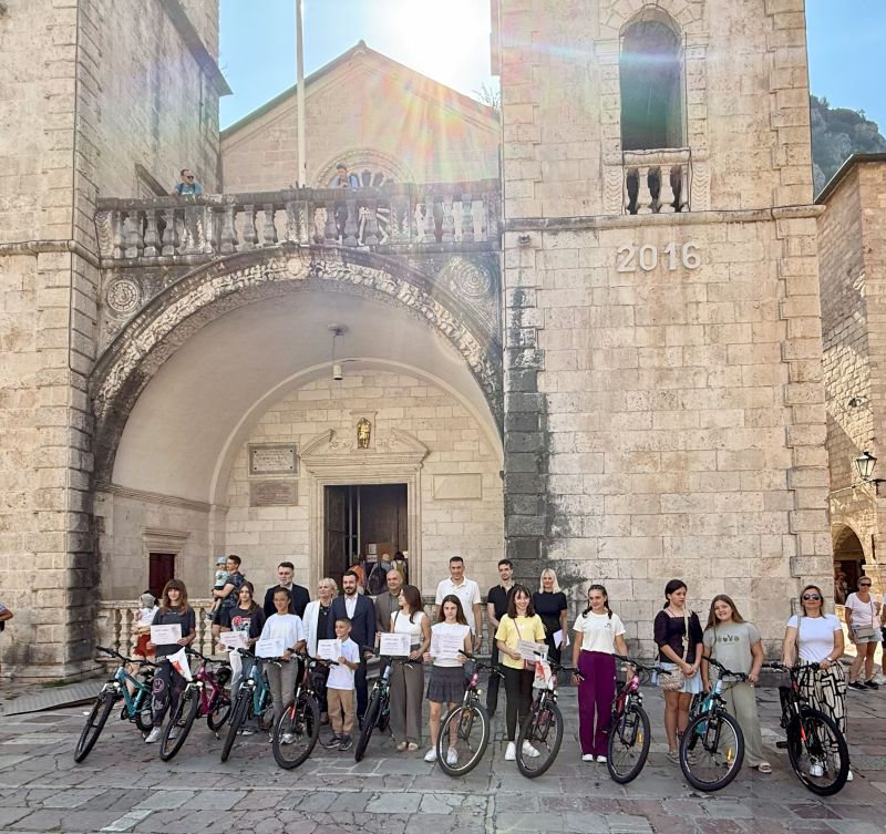 Bezbjedni đaci u saobraćaju – kampanja Opštine Kotor, dodijeljene diplome i bicikle Bezbjedni đaci u saobraćaju – kampanja Opštine Kotor, dodijeljene diplome i bicikle
