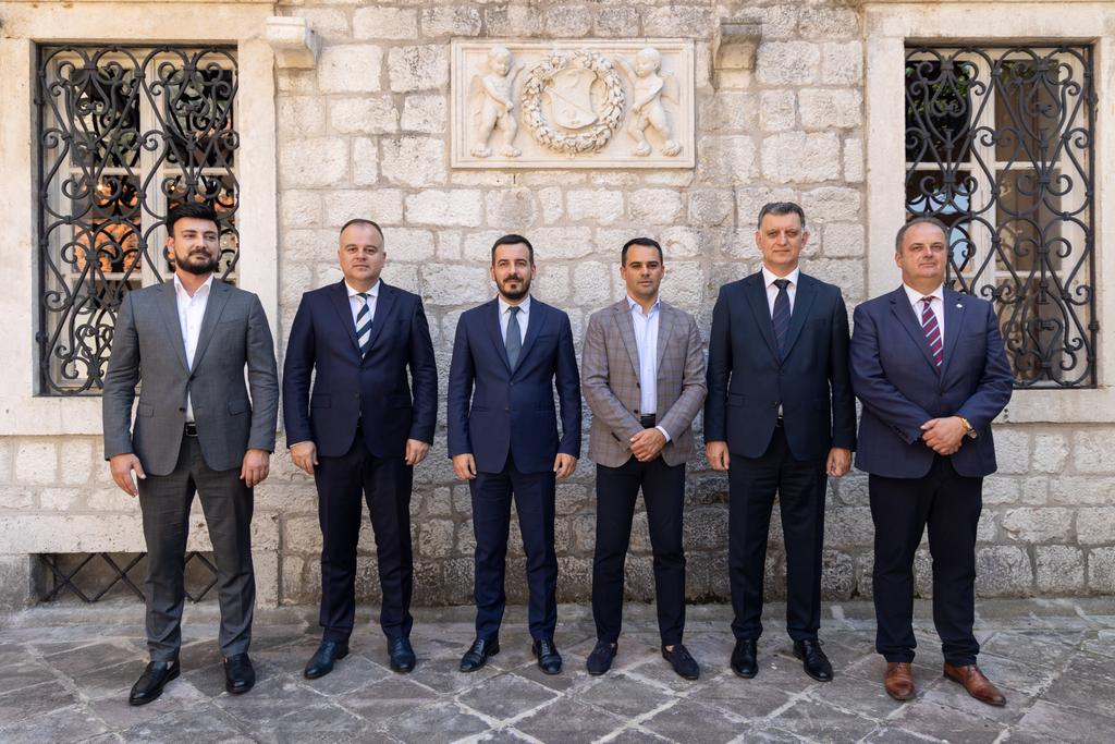 Predsjednici primorskih opština pozvali poslanike da podrže inicijativu o promjeni statusa JP “Morsko dobro” Predsjednici primorskih opština pozvali poslanike da podrže inicijativu o promjeni statusa JP “Morsko dobro”