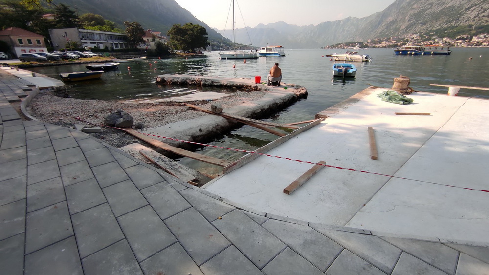 Kotor – mještani Škaljara ogorčeni zbog nastavka devastacije dijela obale Peluzice Kotor – mještani Škaljara ogorčeni zbog nastavka devastacije dijela obale Peluzice