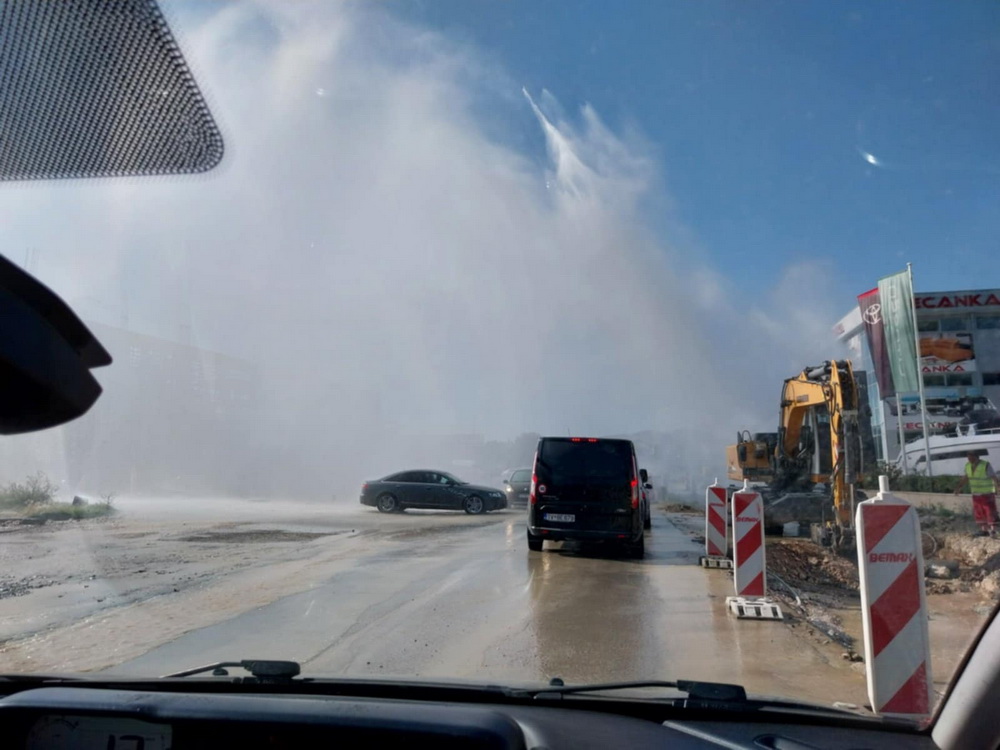 Opet pukla cijev na putu Budva-Tivat Opet pukla cijev na putu Budva-Tivat