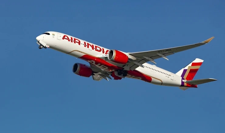 Srušio se i eksplodirao Boeing s 244 osobe, poletio iz Indije za London Srušio se i eksplodirao Boeing s 244 osobe, poletio iz Indije za London