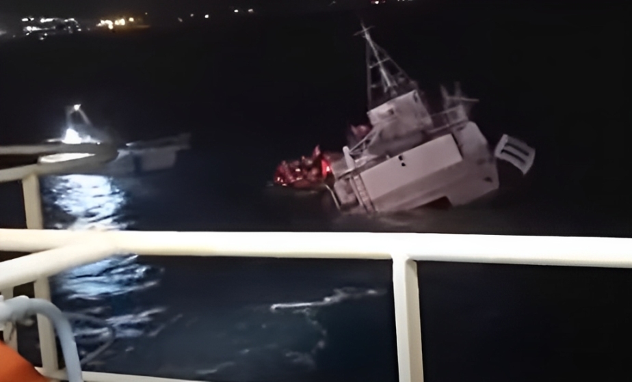 Katamaran počeo tonuti usred oluje – putnici u zadnji tren spašeni kod Zadra (Video)