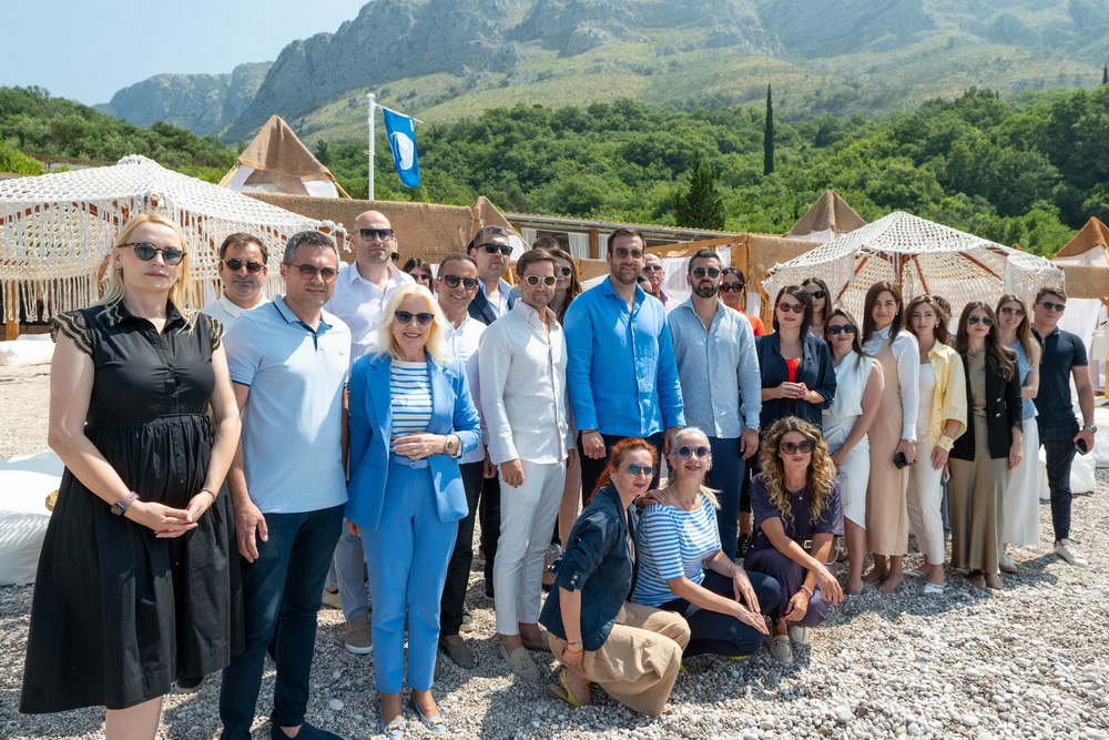 Prva Plava zastavica za 2025. godinu podignuta na kupalištu “Pura Vida” na Drobnom pijesku Prva Plava zastavica za 2025. godinu podignuta na kupalištu “Pura Vida” na Drobnom pijesku