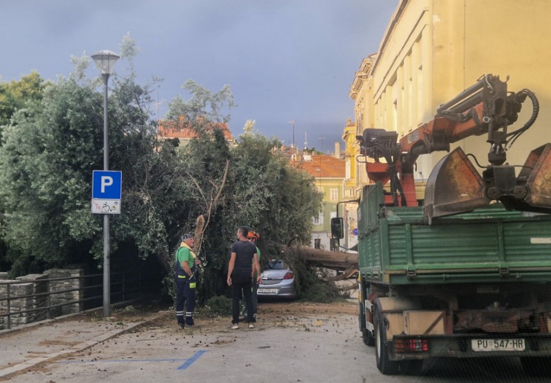 Hrvatska: Olujno nevrijeme izazvalo štetu u Rovinju, Poreču i Puli, ima povrijeđenih Hrvatska: Olujno nevrijeme izazvalo štetu u Rovinju, Poreču i Puli, ima povrijeđenih
