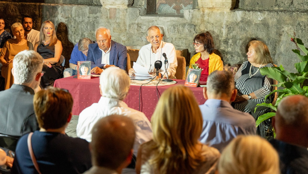 Kotor – Promovisana knjiga “Tamo daleko” princeze Jelisavete Karađorđević Kotor – Promovisana knjiga “Tamo daleko” princeze Jelisavete Karađorđević