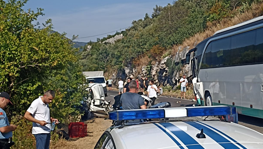 Dražin vrt – u sudaru autobusa i “pikapa”, jedna osoba povrijeđena Dražin vrt – u sudaru autobusa i “pikapa”, jedna osoba povrijeđena
