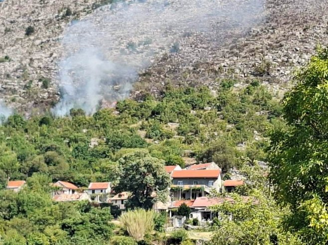 Trebinje – požari – pomažu i vatrogasci iz Herceg Novog i Bileće Trebinje – požari – pomažu i vatrogasci iz Herceg Novog i Bileće