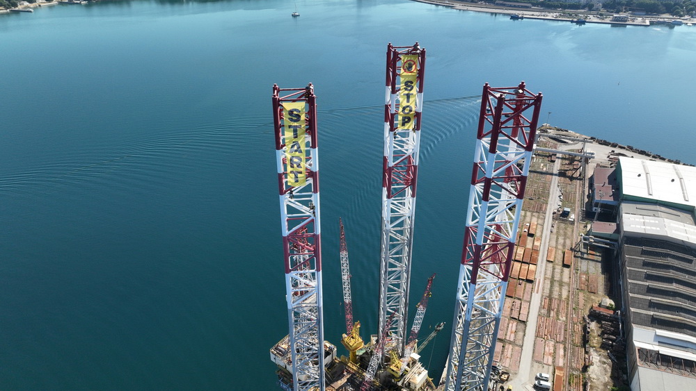 Pula: Aktivisti Greenpeacea popeli se na 135 metara visoke tornjeve platforme Pula: Aktivisti Greenpeacea popeli se na 135 metara visoke tornjeve platforme