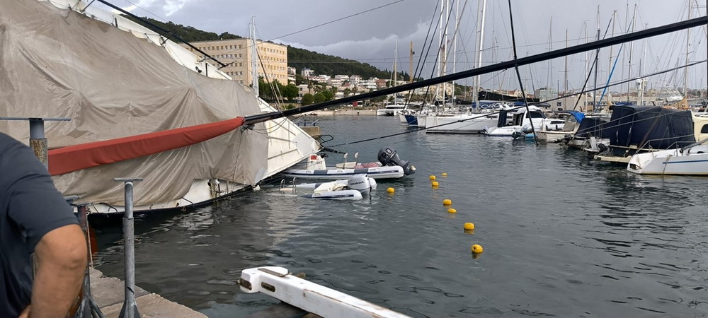 Jako nevrijeme prošlo Splitom – Srušena stabla, oštećen Poljud… Jako nevrijeme prošlo Splitom – Srušena stabla, oštećen Poljud…