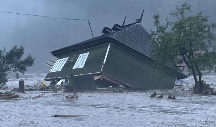 U poplavama u Rumunjskoj smrtno stradale tri osobe, stotine evakuisane U poplavama u Rumunjskoj smrtno stradale tri osobe, stotine evakuisane