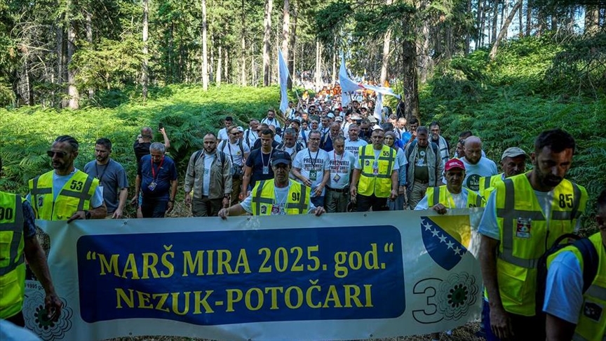 “Marš mira”: Hiljade ljudi odaju počast žrtvama genocida u Srebrenici “Marš mira”: Hiljade ljudi odaju počast žrtvama genocida u Srebrenici
