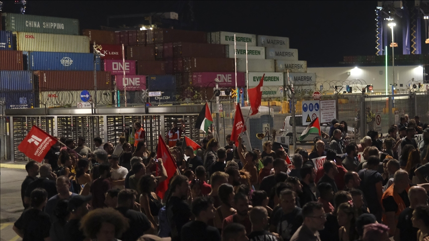Stotine Grka na protestu u luci Pirej kako bi blokirali isporuku vojne opreme Izraelu Stotine Grka na protestu u luci Pirej kako bi blokirali isporuku vojne opreme Izraelu