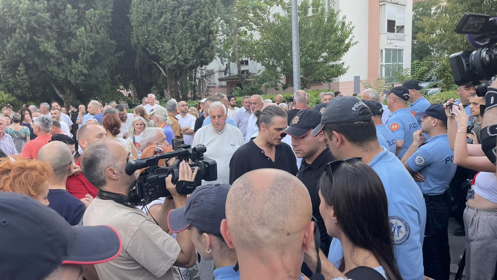 Policija upotrijebila biber sprej, građani ih gađali kamenjem i jajima Policija upotrijebila biber sprej, građani ih gađali kamenjem i jajima