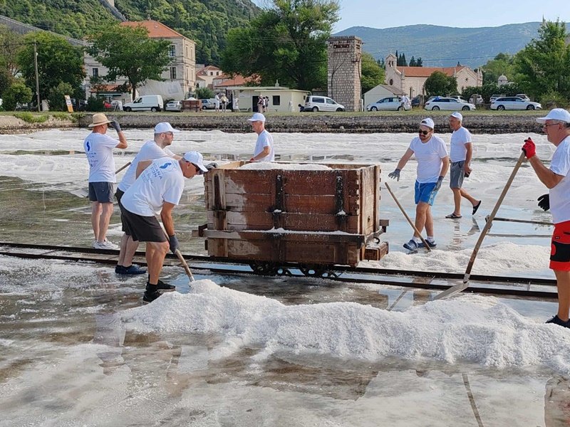 Počela je berba soli u Stonu, najstarijoj svjetskoj aktivnoj solani Počela je berba soli u Stonu, najstarijoj svjetskoj aktivnoj solani