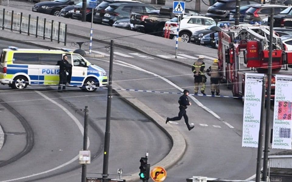 Automobil se zaletio u ljude u centru Stokholma, dvije osobe povrijeđene Automobil se zaletio u ljude u centru Stokholma, dvije osobe povrijeđene