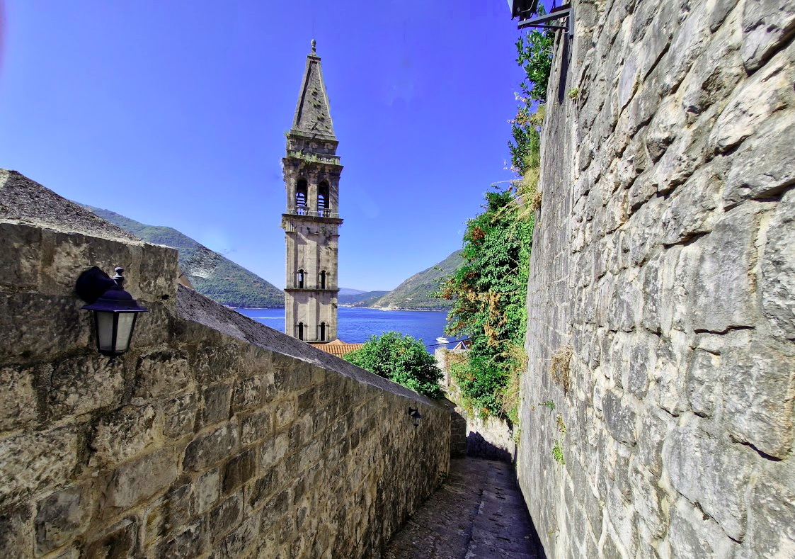Perast: Balast ili blagoslov? Perast: Balast ili blagoslov?