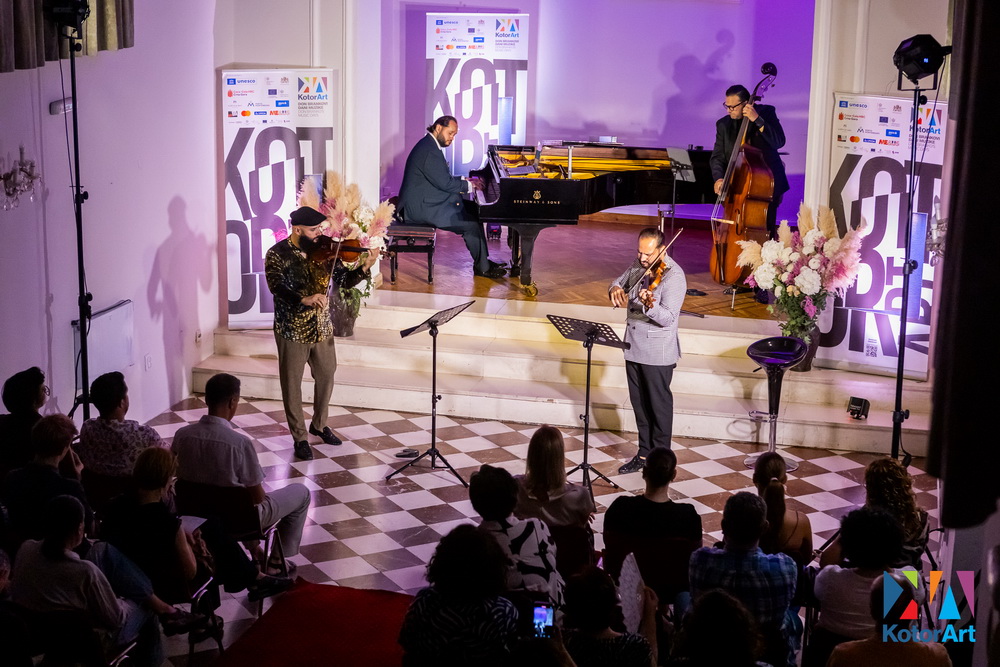 Ovacije za Vivaldijeva “Četiri godišnje doba” u Janoška stilu Ovacije za Vivaldijeva “Četiri godišnje doba” u Janoška stilu
