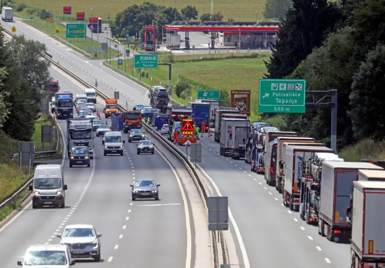 Neprilagođena brzina je uzrok nesreće u Sloveniji, svi poginuli iz istog vozila Neprilagođena brzina je uzrok nesreće u Sloveniji, svi poginuli iz istog vozila