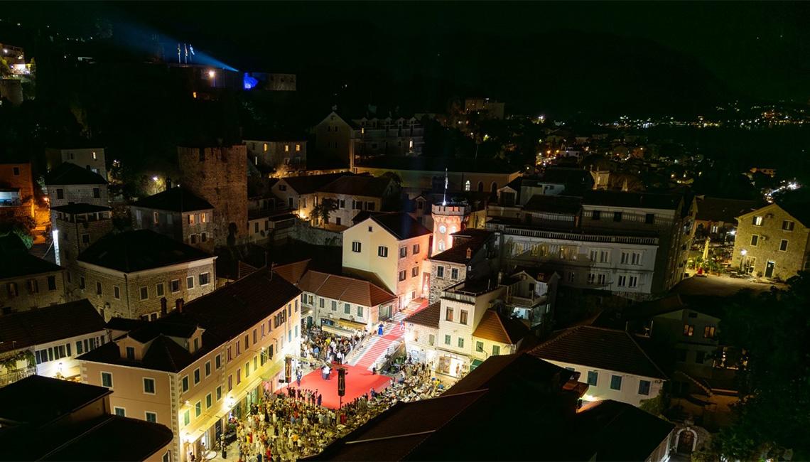Crveni tepih kao uvod u svečano otvaranje 38. Filmskog festivala Herceg Novi Crveni tepih kao uvod u svečano otvaranje 38. Filmskog festivala Herceg Novi