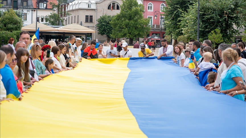 Obilježavanje Dana nezavisnosti: Na Cetinju razvijena ukrajinska zastava duga 34 metra Obilježavanje Dana nezavisnosti: Na Cetinju razvijena ukrajinska zastava duga 34 metra