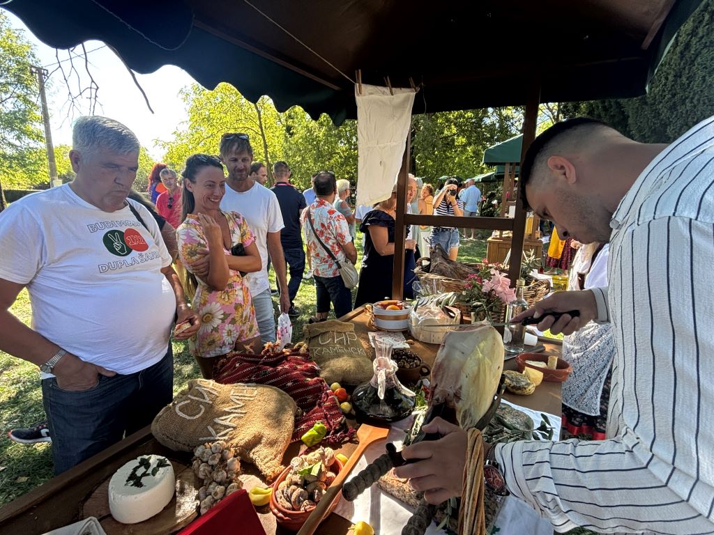 Sajam domaće trpeze na Kamenom: Spoj tradicije, ukusa i kulturne baštine Sajam domaće trpeze na Kamenom: Spoj tradicije, ukusa i kulturne baštine