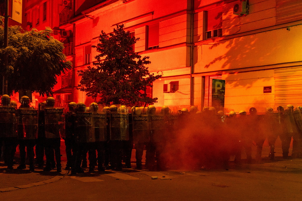Policija upotrijebila šok-bombe u Novom Sadu, ovo nije viđeno od 1996. Policija upotrijebila šok-bombe u Novom Sadu, ovo nije viđeno od 1996.