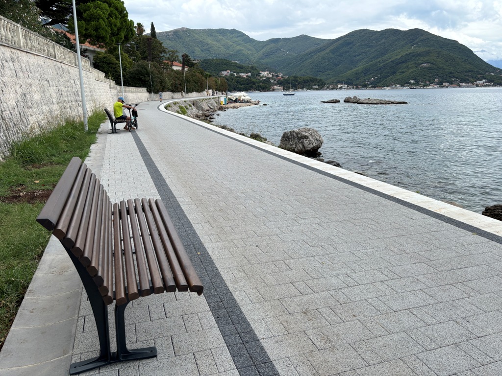 Nove klupe na dijelu šetališta od Savine do Meljina Nove klupe na dijelu šetališta od Savine do Meljina