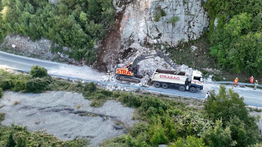 Pogledajte kadrove iz vazduha uklanjanja odrona na putu Cetinjje – Budva Pogledajte kadrove iz vazduha uklanjanja odrona na putu Cetinjje – Budva