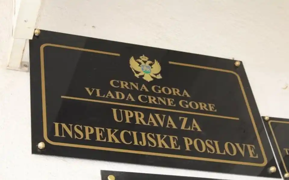 Tivat – Inspekcija naredila povlačenje njeguških rebara, pronađeni crvi u mesu Tivat – Inspekcija naredila povlačenje njeguških rebara, pronađeni crvi u mesu
