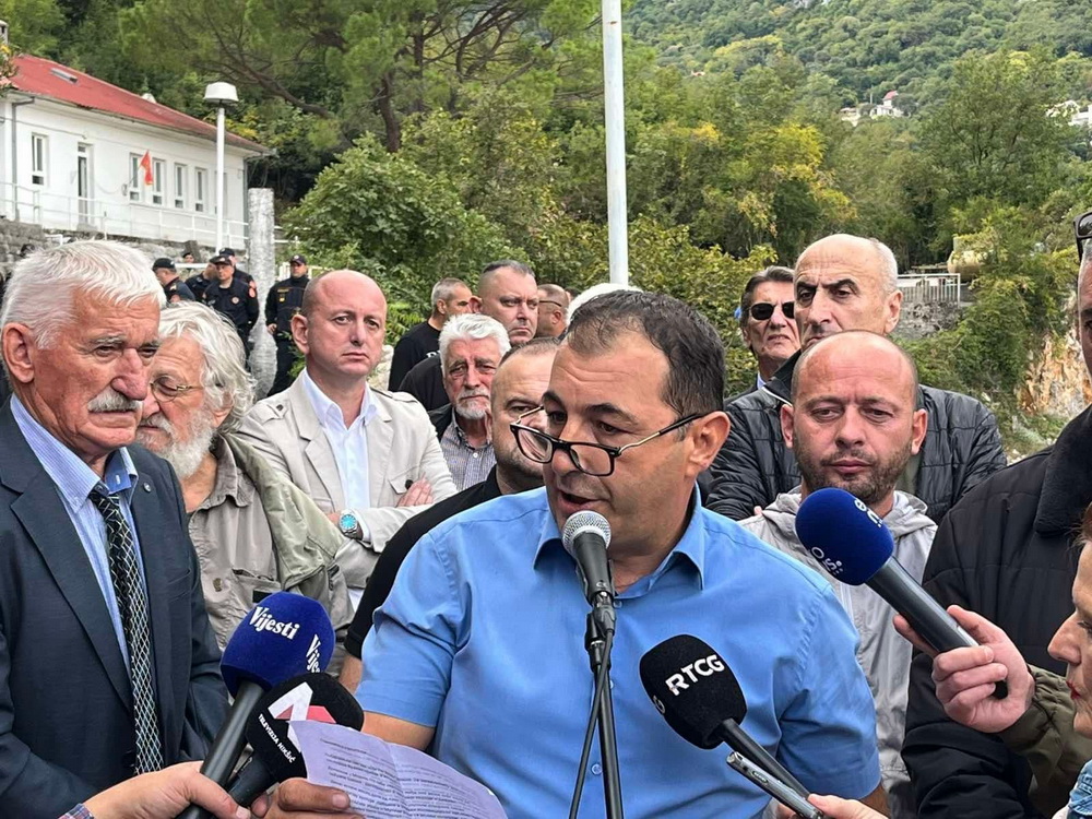 Tražili uklanjanje spomen-ploče u Morinju, protest obezbjeđivala policija Tražili uklanjanje spomen-ploče u Morinju, protest obezbjeđivala policija
