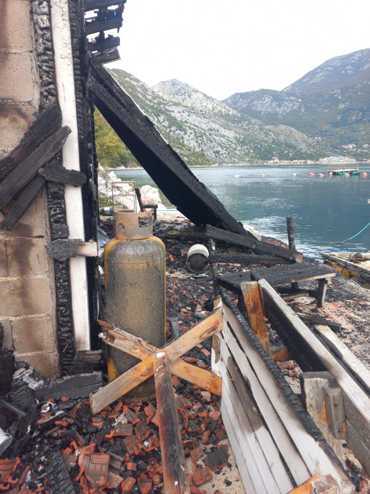 Kotor: Izgorela ribarska kuća na uzgajalištu mušalja navodno u vlasništvu turskog državljanina Kotor: Izgorela ribarska kuća na uzgajalištu mušalja navodno u vlasništvu turskog državljanina