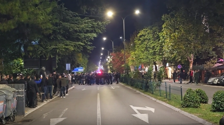 Završen protest ispred Vlade, okupljeni skandirali “Turci napolje” Završen protest ispred Vlade, okupljeni skandirali “Turci napolje”