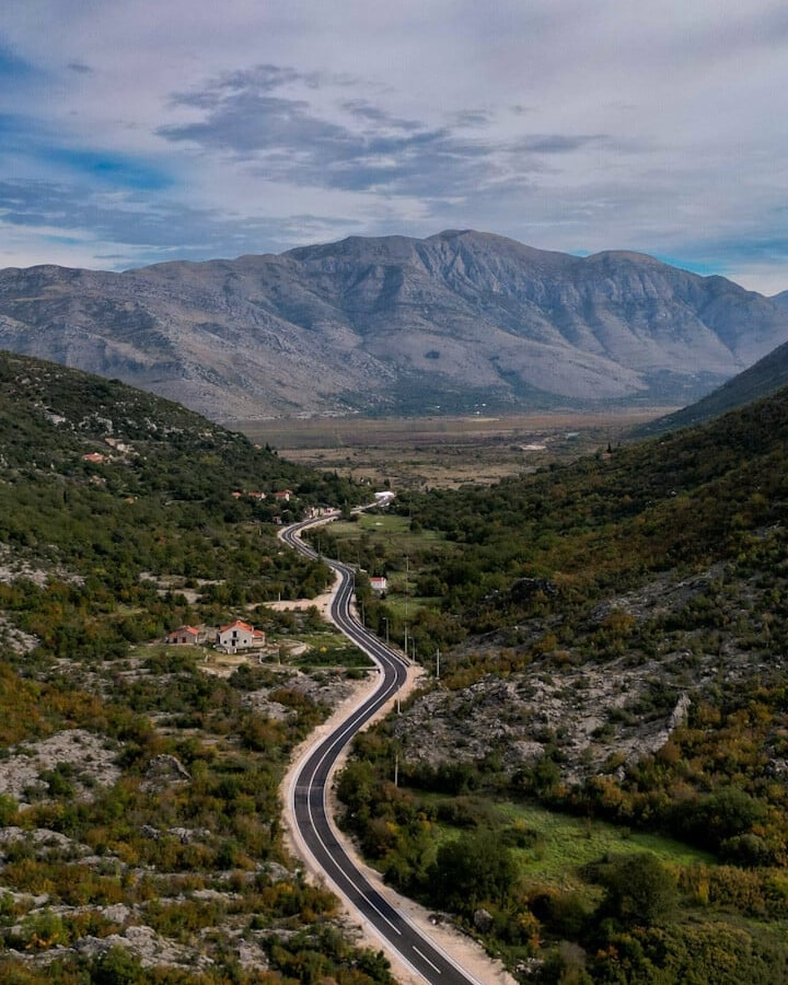 Novom modernom cestom turisti iz BiH za 15 minuta na Jadranskoj obali Novom modernom cestom turisti iz BiH za 15 minuta na Jadranskoj obali
