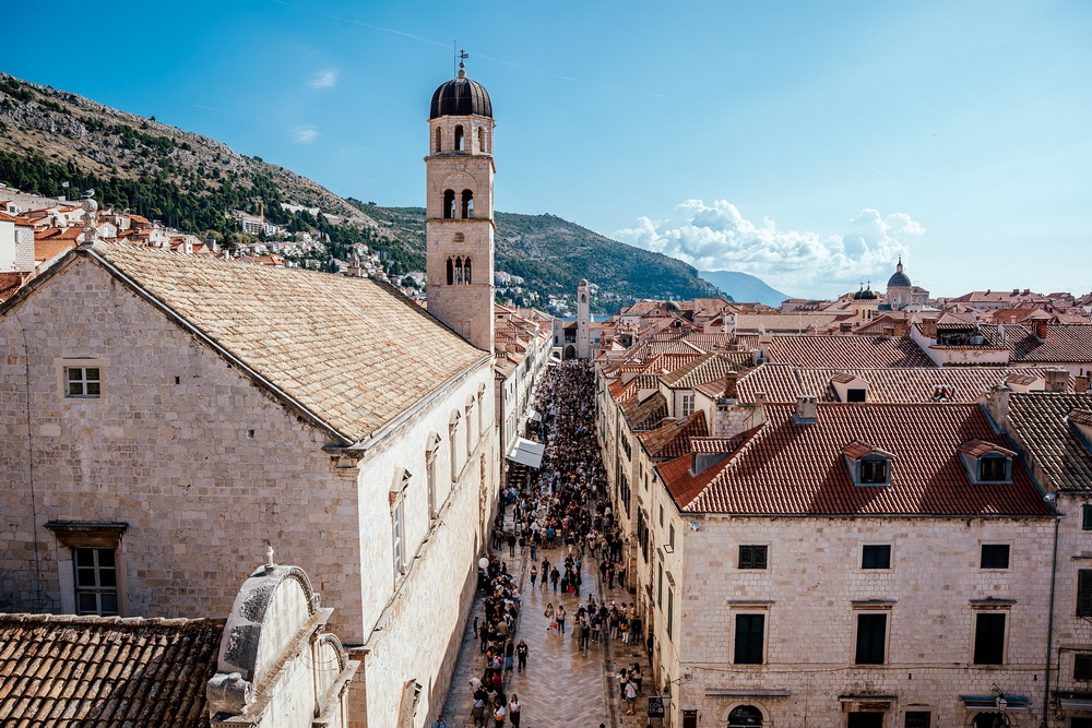 Dubrovnik – sinergija između jazz glazbe i real time svjetlosnih instalacija Dubrovnik – sinergija između jazz glazbe i real time svjetlosnih instalacija