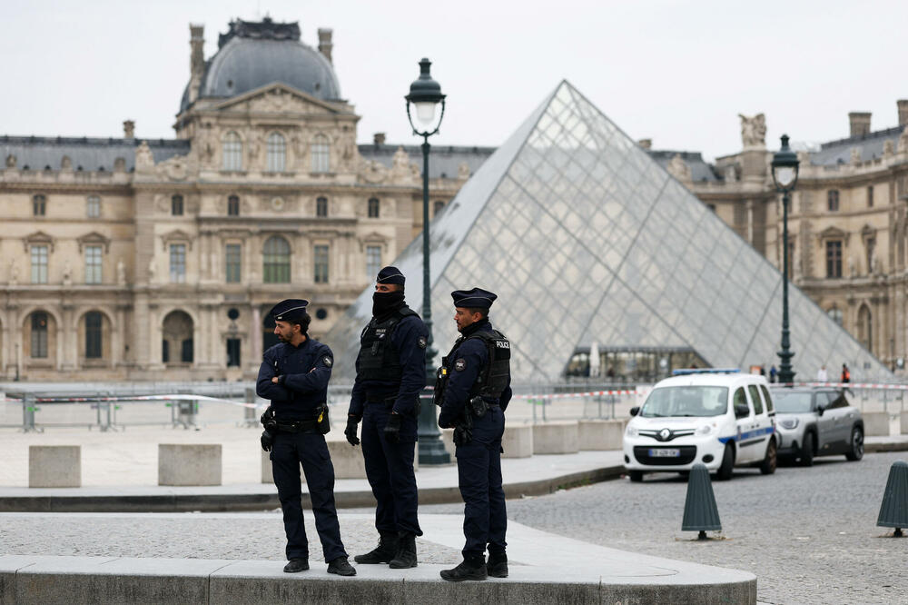 Louvre: Pljačkači ukrali nakit, pronađena kruna Louvre: Pljačkači ukrali nakit, pronađena kruna