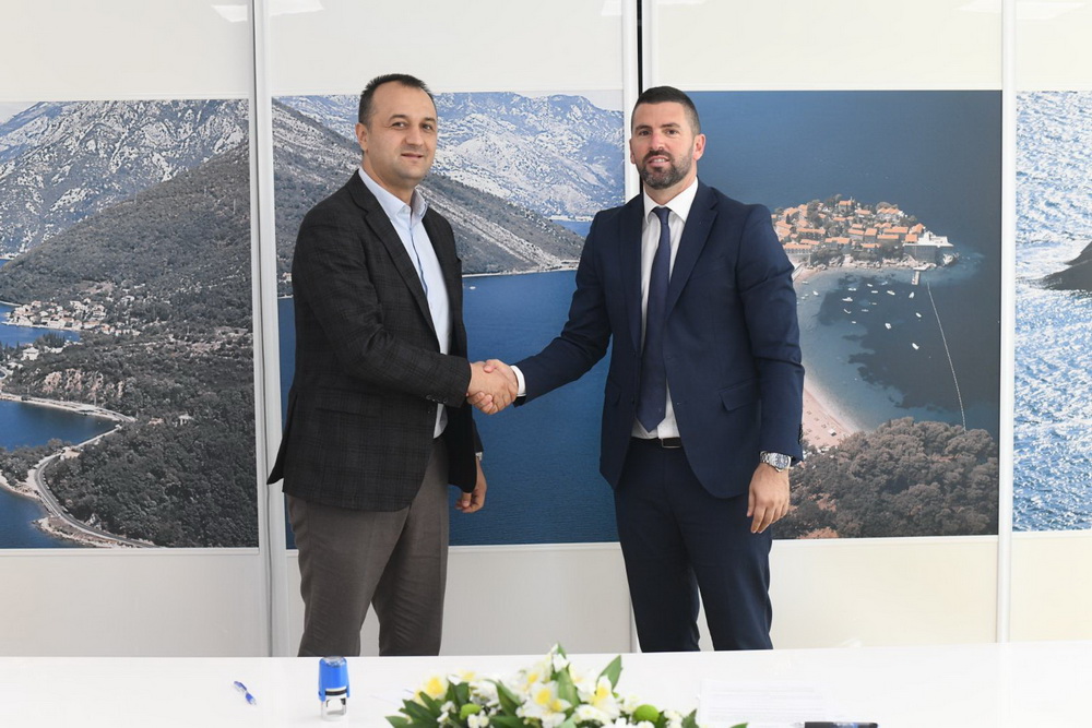 Morsko dobro podržalo Vaterpolo i plivački savez Crne Gore sa 10.000 eura Morsko dobro podržalo Vaterpolo i plivački savez Crne Gore sa 10.000 eura