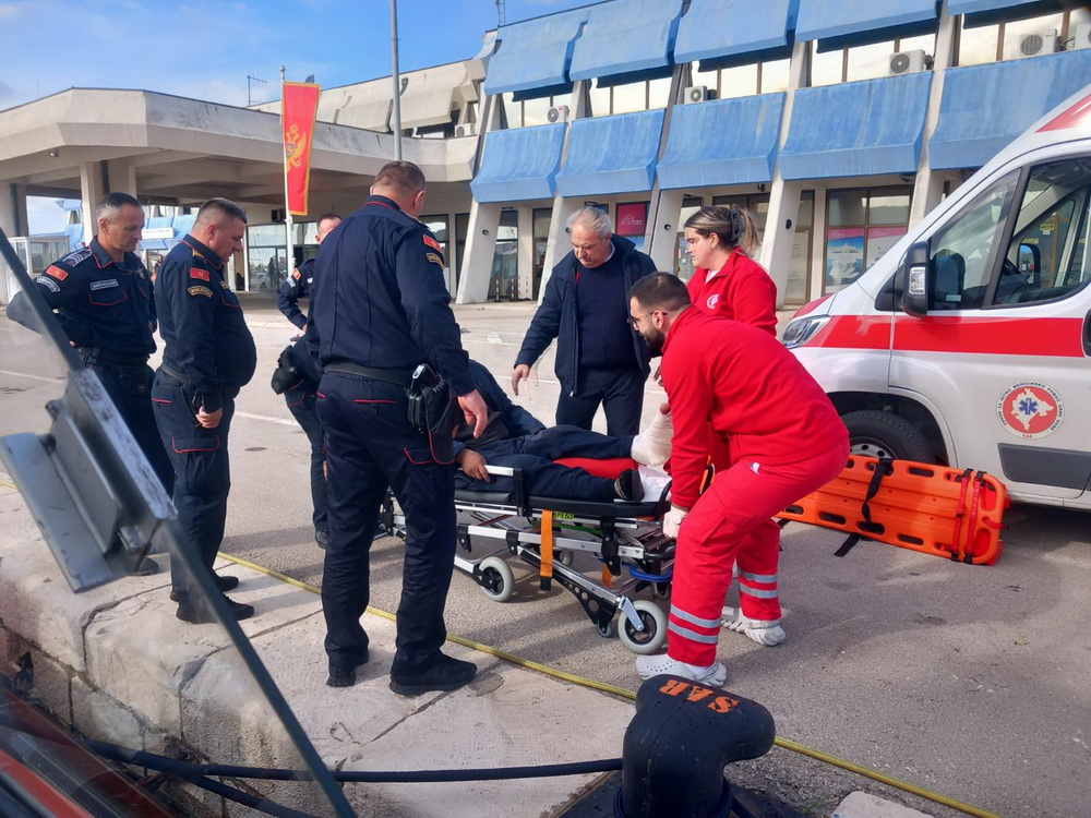 UPSUL: Evakuacija i zbrinjavanje povrijeđenog albanskog ribara UPSUL: Evakuacija i zbrinjavanje povrijeđenog albanskog ribara