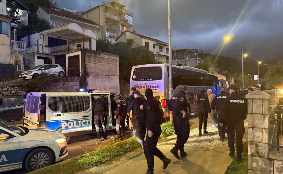 Incidenti u Herceg Novom zbog grafita Oslobodilačkoj vojsci Kosova, intervenisala policija Incidenti u Herceg Novom zbog grafita Oslobodilačkoj vojsci Kosova, intervenisala policija