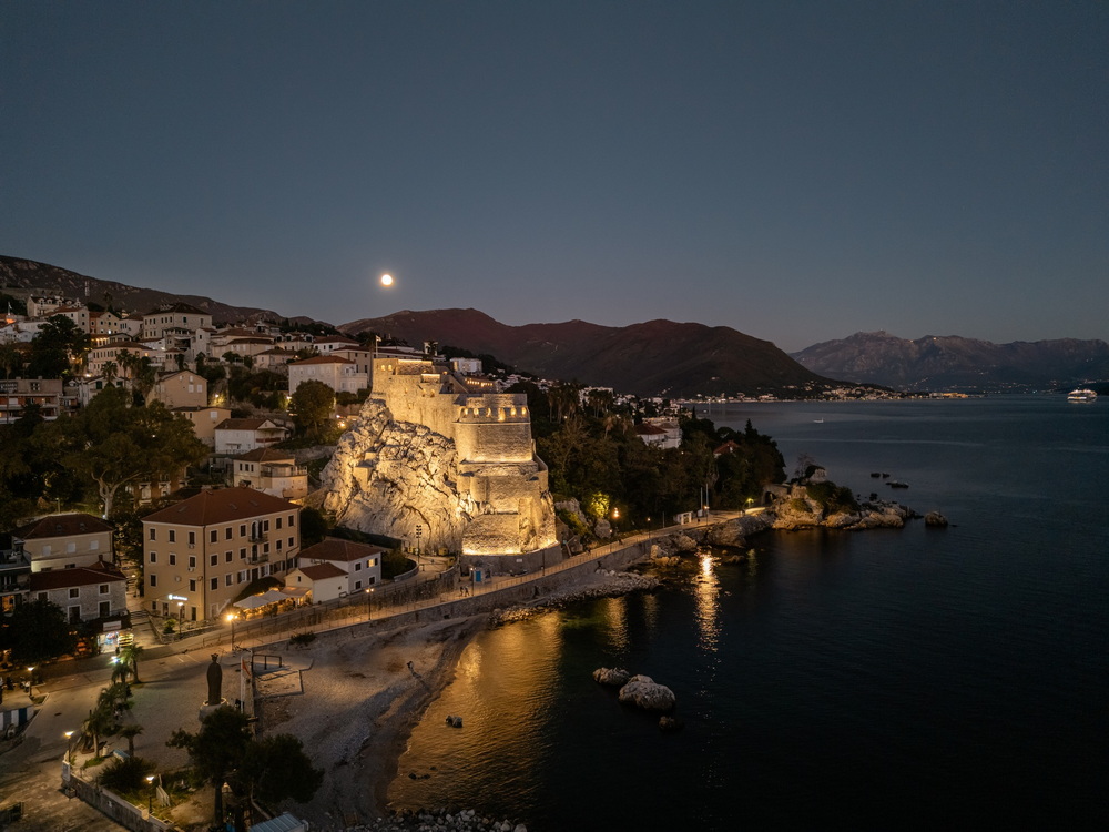 Zaokružen projekat ambijentalne rasvjete: Osvijetljena obala ispod Forte mare Zaokružen projekat ambijentalne rasvjete: Osvijetljena obala ispod Forte mare